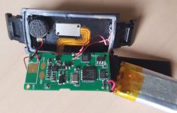 Wnętrze opaski fitness tracker (smartband). Czy da się ją przeprogramować?