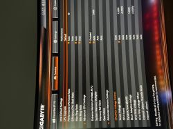 Zdjęcie ekranu BIOS płyty głównej Gigabyte z ustawieniami systemowymi i napięciowymi.