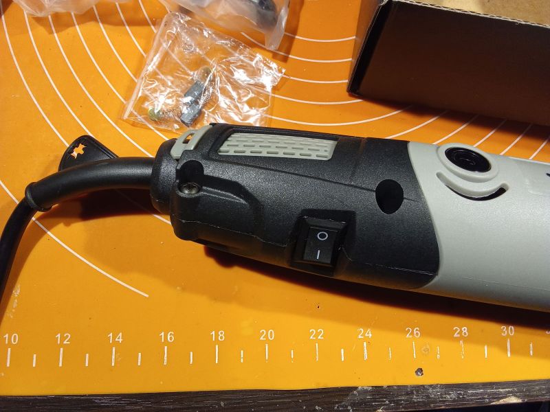 Szlifierka elektryczna na stole z akcesoriami