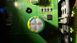 Zbliżenie na płytkę PCB z kondensatorem, MOSFET-em SPP4403 i elementami SMD.