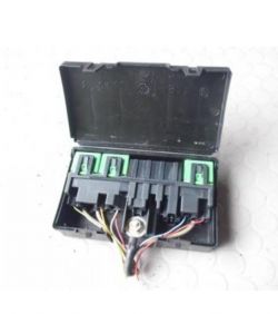 Skrzynka z przekaźnikami i bezpiecznikami w Citroenie C3 2006.