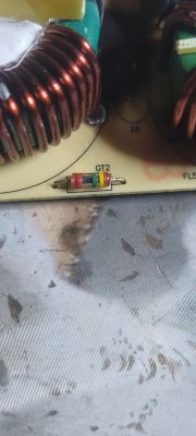 Zbliżenie na element elektroniczny oznaczony jako GT2 na płytce drukowanej.