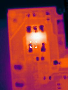 Termograficzny obraz płytki elektronicznej z gorącym punktem