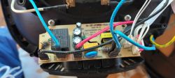 Płytka elektroniki air fryera z przewodami, przekaźnikiem, kondensatorami i złączami na tle obudowy