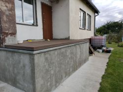 Naprawa posadzki tarasu: zastosowanie zaprawy wyrównującej Nivoplan Mapei i desek kompozytowych