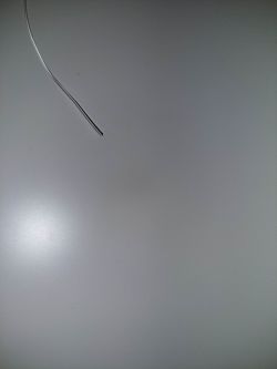 urwany kabel światłowodu przy niebieskiej końcówce