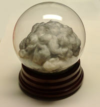 Burza w środku szklanej kuli. Zależna od siły z jaką potrząsnęło się zabawką.