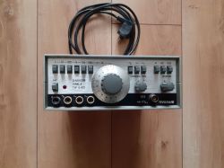 Generator funkcji Meratronik G432 na drewnianej podłodze z widocznym przewodem.
