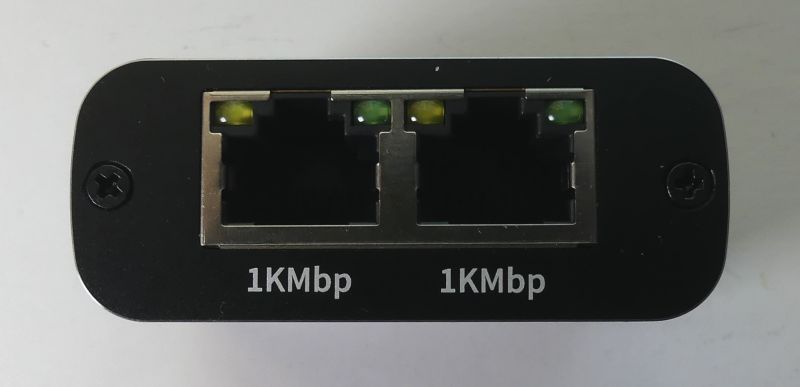 Dwa porty Ethernet z oznaczeniami 1KMbp.
