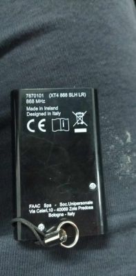 Zbliżenie na pilot XT4 868 SLH LR z napisem „Made in Ireland” i informacjami o produkcie.