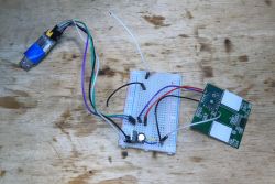 Płytka prototypowa z okablowaniem do układu WiFi i przełącznikiem LXM172.