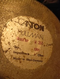 Etykieta na głośniku Canton Pullman z danymi technicznymi.