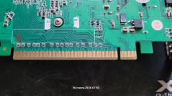 Fragment płytki PCB złącza PCIe z czerwonym oznaczeniem dwóch padów elementu SMD