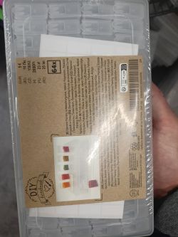 Przezroczyste pudełko z 64 mniejszymi pojemnikami na elementy SMD.