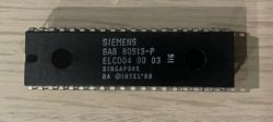 Układ scalony Siemens SAB 80513-P leżący na jasnym tle