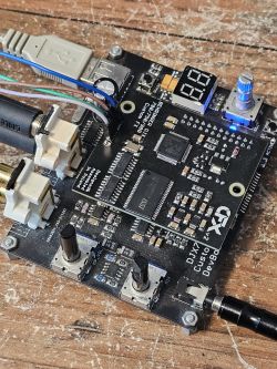 Płytka drukowana DSP bez procesora z różnymi elementami elektronicznymi na drewnianym stole.