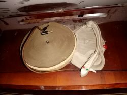 Retro gramofon z zakurzoną powierzchnią i ramieniem na płyty.
