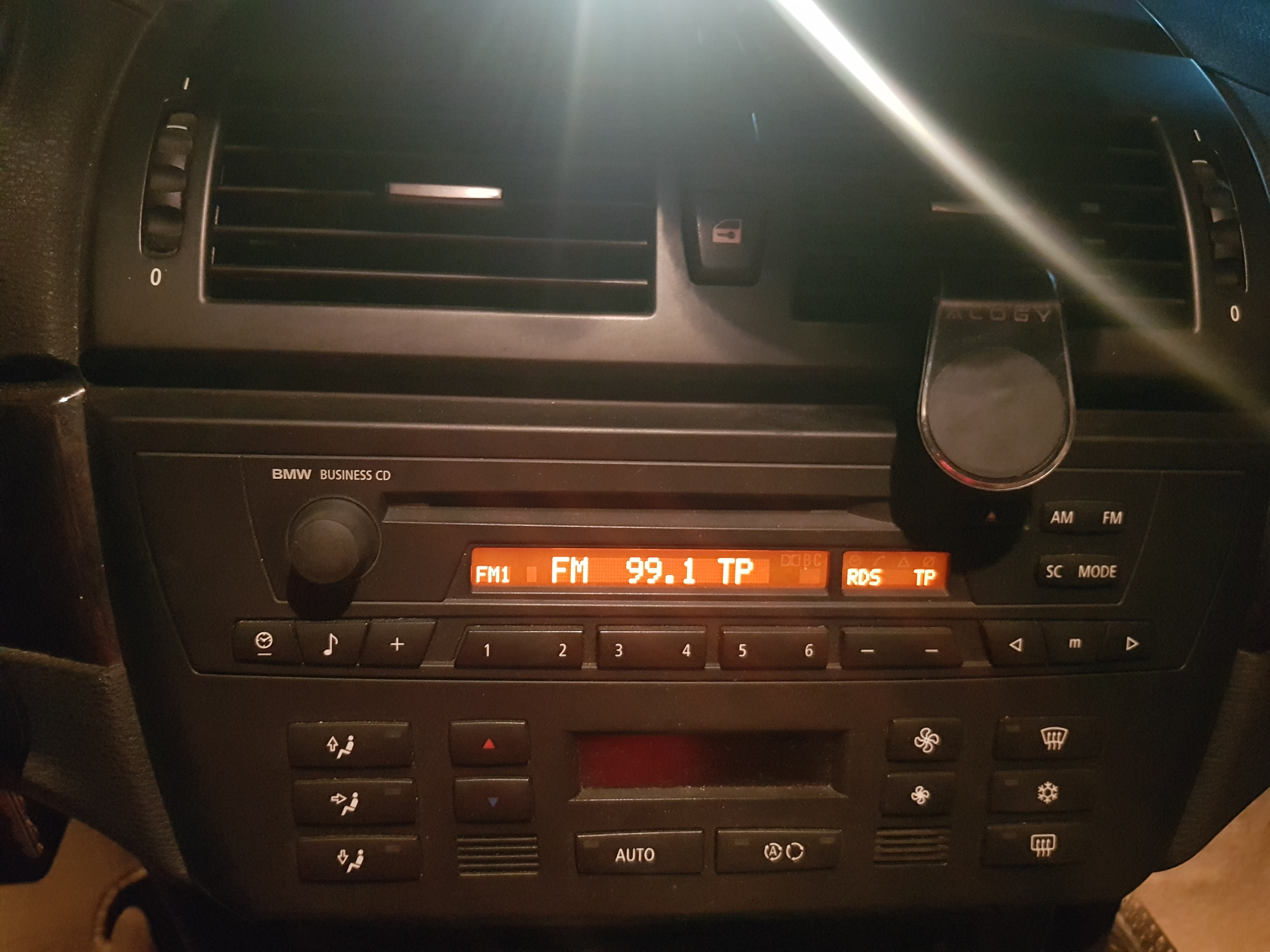 BMW X3 3.0 SI 2007: Dodawanie modułu Bluetooth do radia Business CD i ...
