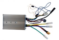 Sterownik z kolorowymi kablami, w tym niebieskim kablem spiętym szynkozłączką.