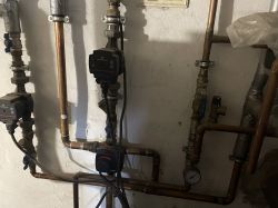 Instalacja grzewcza z pompami obiegowymi Grundfos i miedzianymi rurami.