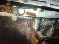 Jak usunąć wyciek oleju ze skrzyni biegów w moim aucie? Załączam zdjęcia.