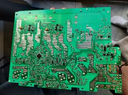 Zielona płytka drukowana z drobnymi elementami elektronicznymi
