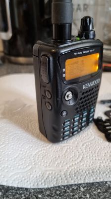 Ręczny radiotelefon Kenwood z podświetlanym bursztynowym wyświetlaczem na ręczniku papierowym