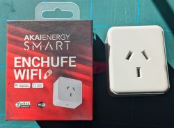 Akai Energy Smart Plug with Packaging Akai Energy Smart plug next to its box.