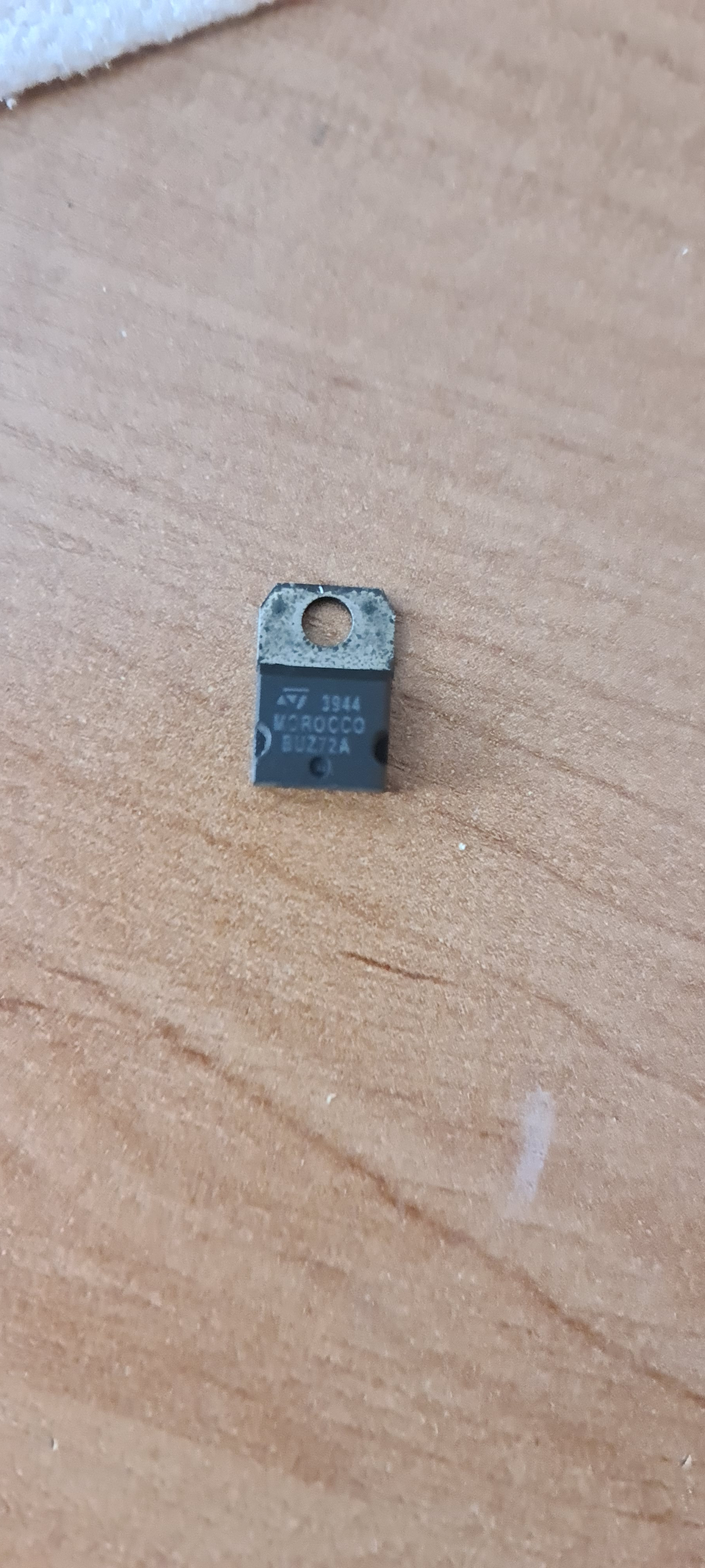 [Rozwiązano] Ułamany tranzystor - Identyfikacja i zastępstwo dla 2SC3944