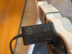Ładowarka ASUS podłączona do listwy zasilającej.