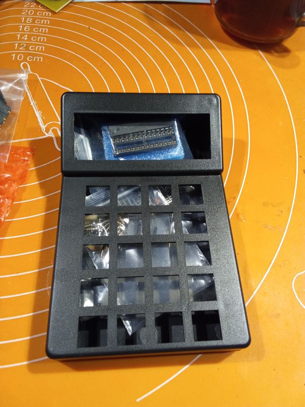 Obudowa do kalkulatora z elementami do montażu widocznymi wewnątrz