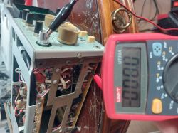 Multimetr podłączony do złącza BNC urządzenia elektronicznego, wskazanie 0,000