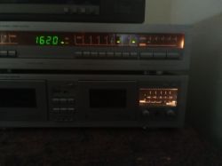 Radiowy tuner i magnetofon z podświetleniem wskaźników w ciemnym pomieszczeniu