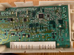 Zbliżenie na płytę główną pralki Bosch WLX16460PL z widocznymi elementami elektronicznymi