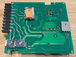 Widok zbliżeniowy płyty PCB serwosterownika 20B100A.