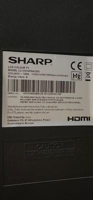 Naklejka informacyjna na tylnym panelu telewizora Sharp LCD LC-55CUF8462ES.