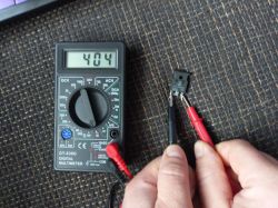 Bieżnia wyzwala bezpiecznik przy uruchomieniu.