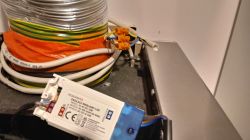 Okap Amica - napięcie na obu przewodach wejściowych transformatora oświetlenia.