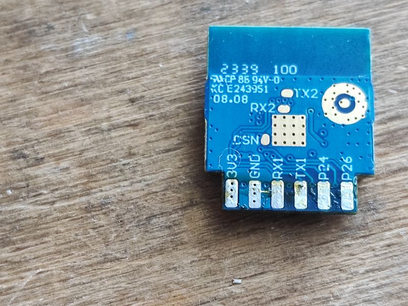 Moduł elektroniczny z oznaczeniami pinów na drewnianym tle