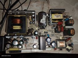 Zbliżenie na płytę główną zasilacza z widocznymi podzespołami elektronicznymi.