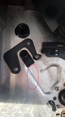 Wnętrze ekspresu Siemens EQ.6 z wyciekiem wody przy zaworze ceramicznym