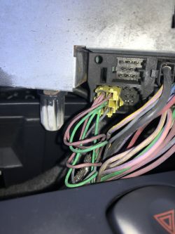 Opcja AUX w radiu Renault Clio II 2005 - czy jest dostępna przed podłączeniem kabla?