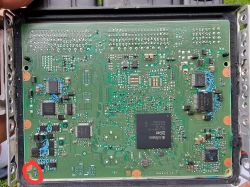 Płytka PCB sterownika silnika z zaznaczonym na czerwono miejscem po brakującym kondensatorze SMD.
