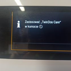Ekran pralki z komunikatem o konieczności zastosowania TwinDos Care w komorze 1.