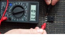 Bieżnia wyzwala bezpiecznik przy uruchomieniu.