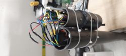Zbliżenie na podłączenie przewodów do sterownika hulajnogi elektrycznej.