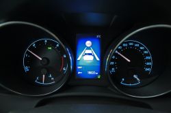 Czy można wyłączyć Pre-Collision w liczniku Auris II bez tego systemu?