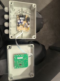 Elektroniczna płyta obwodowa wewnątrz obudowy