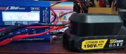 Ładowarka modelarska SkyRC B6 mini ładuje akumulator Gisam 19.8V Li-Ion, widoczny wynik ładowania