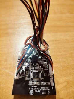 Zbliżenie na płytkę drukowaną z przewodami podłączonymi na górze.